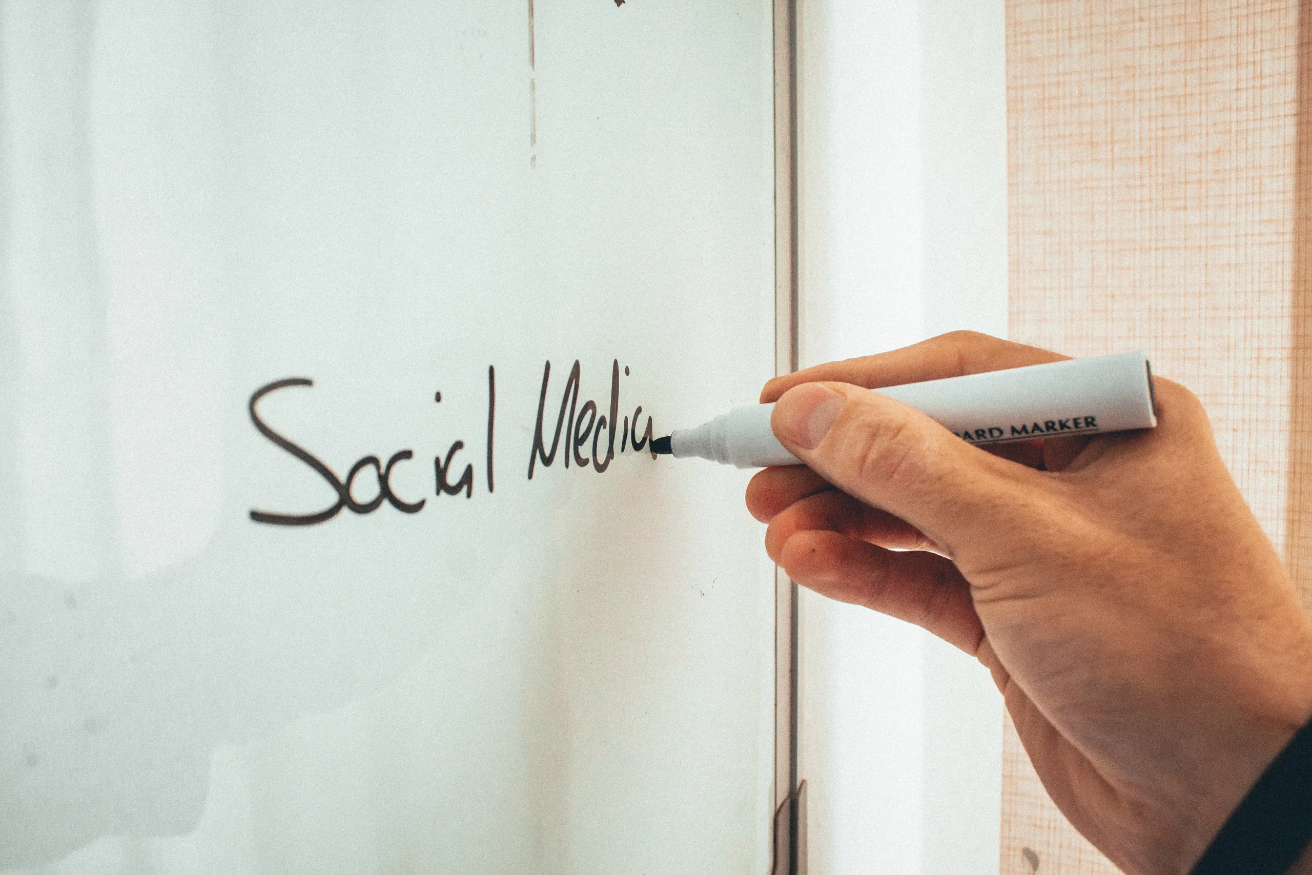 How to do restaurant social media marketing